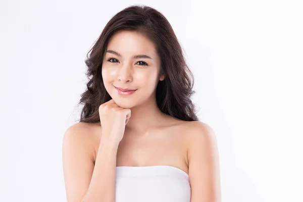 きれいな新鮮な肌を持つ美しい若いアジアの女性 白い背景に 顔のケア 顔の治療 美容とスパ アジアの女性の肖像画 — ストック写真