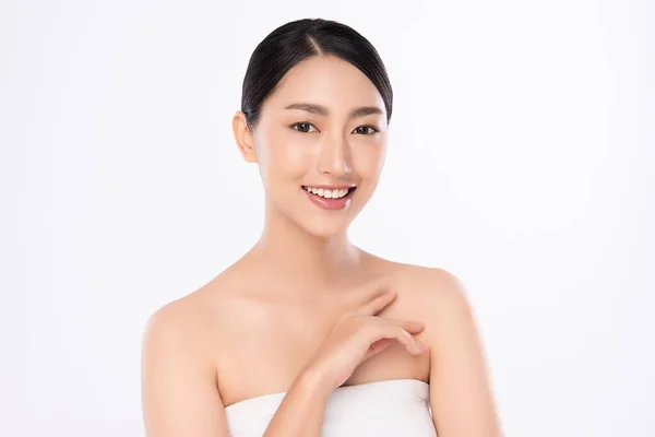 きれいな新鮮な肌を持つ美しい若いアジアの女性 白い背景に 顔のケア 顔の治療 美容とスパ アジアの女性の肖像画 — ストック写真