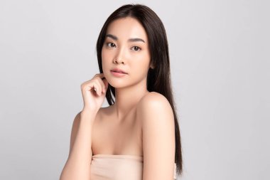 Temiz ciltli güzel Asyalı kadın, beyaz arkaplan, yüz bakımı, yüz bakımı, kozmetoloji, güzellik ve kaplıca, Asyalı kadın portresi