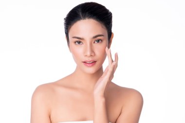 Temiz ciltli güzel Asyalı kadın, beyaz arkaplan, yüz bakımı, yüz bakımı, kozmetoloji, güzellik ve kaplıca, Asyalı kadın portresi