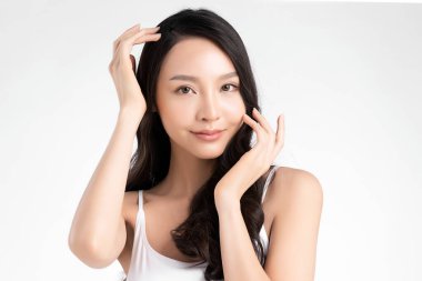 Temiz ciltli güzel Asyalı kadın, beyaz arka planda, yüz bakımı, yüz bakımı. Kozmetik, güzellik ve kaplıca. Asyalı kadın portresi