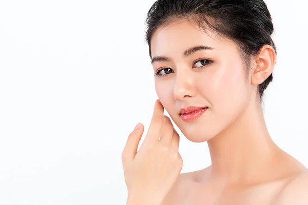 Temiz ciltli güzel Asyalı kadın, beyaz arka planda, yüz bakımı, yüz bakımı. Kozmetik, güzellik ve kaplıca. Asyalı kadın portresi