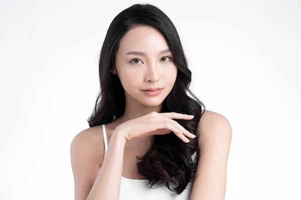 Прекрасна Молода Азійка Чистим Свіжим Шкірою Білому Тлі Догляд Обличчям — стокове фото