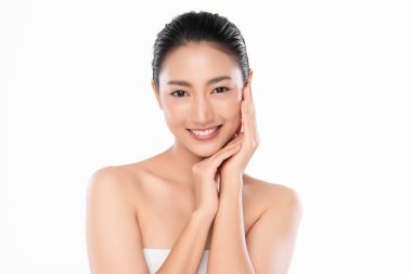 Temiz ciltli güzel Asyalı kadın, beyaz arka planda, yüz bakımı, yüz bakımı. Kozmetik, güzellik ve kaplıca. Asyalı kadın portresi