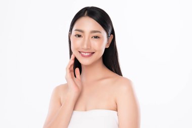 Temiz ciltli güzel Asyalı kadın, beyaz arka planda, yüz bakımı, yüz bakımı. Kozmetik, güzellik ve kaplıca. Asyalı kadın portresi