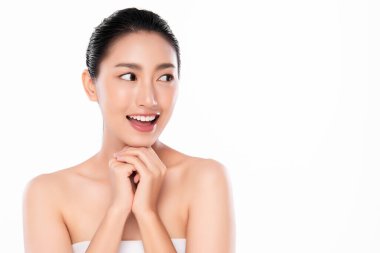 Temiz ciltli güzel Asyalı kadın, beyaz arka planda, yüz bakımı, yüz bakımı. Kozmetik, güzellik ve kaplıca. Asyalı kadın portresi