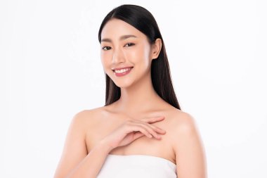 Temiz ciltli güzel Asyalı kadın, beyaz arka planda, yüz bakımı, yüz bakımı. Kozmetik, güzellik ve kaplıca. Asyalı kadın portresi