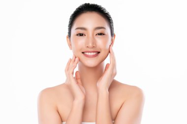 Temiz ciltli güzel Asyalı kadın, beyaz arka planda, yüz bakımı, yüz bakımı. Kozmetik, güzellik ve kaplıca. Asyalı kadın portresi