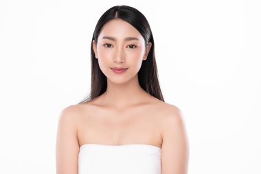 Temiz ciltli güzel Asyalı kadın, beyaz arka planda, yüz bakımı, yüz bakımı. Kozmetik, güzellik ve kaplıca. Asyalı kadın portresi