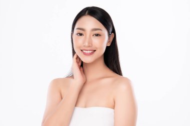 Temiz ciltli güzel Asyalı kadın, beyaz arka planda, yüz bakımı, yüz bakımı. Kozmetik, güzellik ve kaplıca. Asyalı kadın portresi