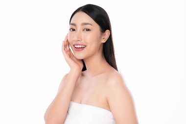 Temiz ciltli güzel Asyalı kadın, beyaz arka planda, yüz bakımı, yüz bakımı. Kozmetik, güzellik ve kaplıca. Asyalı kadın portresi