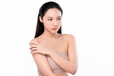 Temiz ciltli güzel Asyalı kadın, beyaz arka planda, yüz bakımı, yüz bakımı. Kozmetik, güzellik ve kaplıca. Asyalı kadın portresi