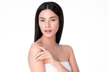 Temiz ciltli güzel Asyalı kadın, beyaz arka planda, yüz bakımı, yüz bakımı. Kozmetik, güzellik ve kaplıca. Asyalı kadın portresi