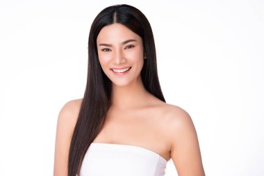 Temiz ciltli güzel Asyalı kadın, beyaz arka planda, yüz bakımı, yüz bakımı. Kozmetik, güzellik ve kaplıca. Asyalı kadın portresi