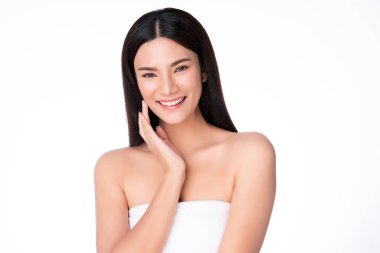 Temiz ciltli güzel Asyalı kadın, beyaz arka planda, yüz bakımı, yüz bakımı. Kozmetik, güzellik ve kaplıca. Asyalı kadın portresi