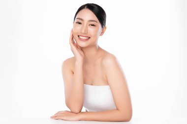 Temiz ciltli güzel Asyalı kadın, beyaz arka planda, yüz bakımı, yüz bakımı. Kozmetik, güzellik ve kaplıca. Asyalı kadın portresi