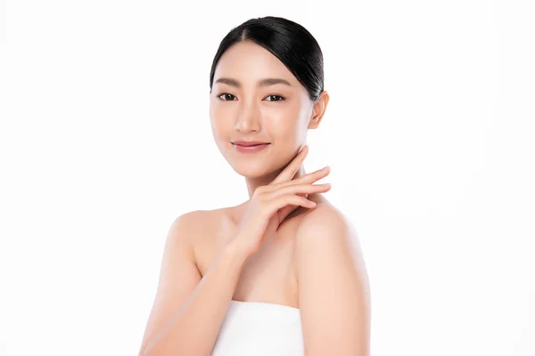年轻美丽的亚洲女人 皮肤洁白 背景洁白 面部护理 面部治疗 化妆品 美容和温泉 亚洲妇女肖像 — 图库照片