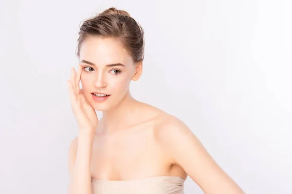 きれいな新鮮な肌を持つ美しい若い女性 白い背景に 顔のケア 顔の治療 女性の肖像画 — ストック写真