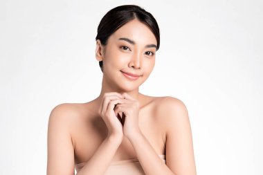 Temiz ciltli güzel Asyalı kadın, beyaz arka planda, yüz bakımı, yüz bakımı. Kozmetik, güzellik ve kaplıca. Asyalı kadın portresi