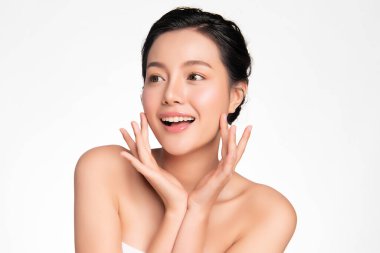 Temiz ciltli güzel Asyalı kadın, beyaz arka planda, yüz bakımı, yüz bakımı. Kozmetik, güzellik ve kaplıca. Asyalı kadın portresi