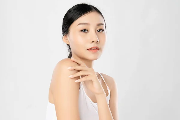 Piękna Młoda Azjatka Czystą Świeżą Skórą Białym Tle Pielęgnacja Twarzy — Zdjęcie stockowe