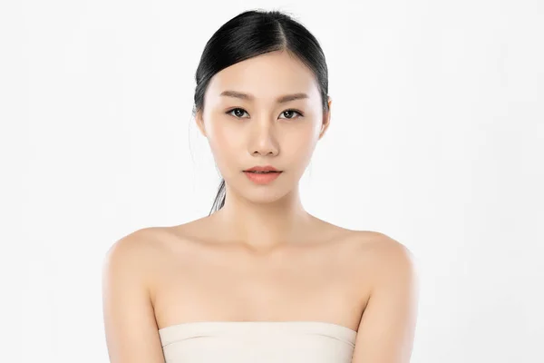Temiz Ciltli Güzel Asyalı Kadın Beyaz Arka Planda Yüz Bakımı — Stok fotoğraf
