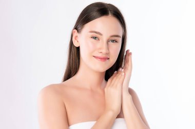 Temiz ciltli güzel bir genç kadın, beyaz arka planda, yüz bakımı, yüz bakımı. Kozmetik, güzellik ve kaplıca. kadın portresi