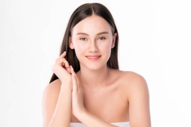 Temiz ciltli güzel bir genç kadın, beyaz arka planda, yüz bakımı, yüz bakımı. Kozmetik, güzellik ve kaplıca. kadın portresi