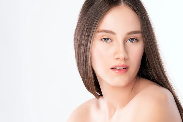 きれいな新鮮な肌を持つ美しい若い女性 白い背景に 顔のケア 顔の治療 女性の肖像画 — ストック写真