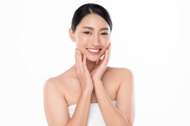 Temiz ciltli güzel Asyalı kadın, beyaz arka planda, yüz bakımı, yüz bakımı. Kozmetik, güzellik ve kaplıca. Asyalı kadın portresi