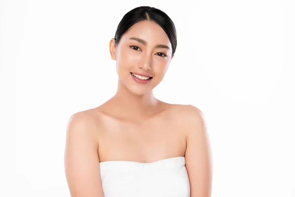 きれいな新鮮な肌を持つ美しい若いアジアの女性 白い背景に 顔のケア 顔の治療 アジア女性の肖像画 — ストック写真