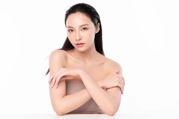 年轻美丽的亚洲女人 皮肤洁白 背景洁白 面部护理 面部治疗 化妆品 美容和温泉 亚洲妇女肖像 — 图库照片