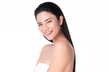 Beyaz arka planda temiz tenli güzel Asyalı kadın, yüz bakımı, yüz bakımı, kozmetoloji, güzellik ve kaplıca, Asyalı kadın portresi