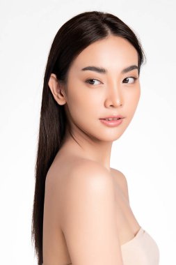 Beyaz arka planda temiz tenli güzel Asyalı kadın, yüz bakımı, yüz bakımı, kozmetoloji, güzellik ve kaplıca, Asyalı kadın portresi