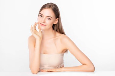 Beyaz arka planda temiz cildi olan güzel genç bir kadın, yüz bakımı, yüz bakımı. Kozmetik, güzellik ve kaplıca. kadın portresi.