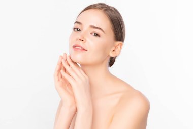 Beyaz arka planda temiz cildi olan güzel genç bir kadın, yüz bakımı, yüz bakımı. Kozmetik, güzellik ve kaplıca. kadın portresi.