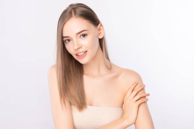 Beyaz arka planda temiz cildi olan güzel genç bir kadın, yüz bakımı, yüz bakımı. Kozmetik, güzellik ve kaplıca. kadın portresi.