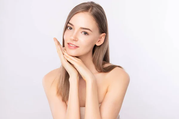 Mulher Nova Bonita Com Pele Fresca Limpa Fundo Branco Cuidado — Fotografia de Stock