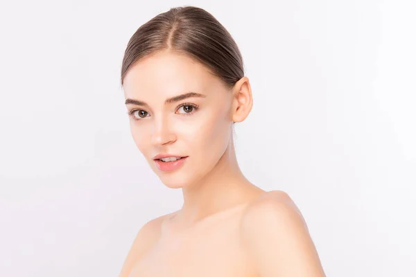 白の背景にきれいな新鮮な肌を持つ美しい若い女性 顔のケア 顔の治療 女性の肖像画 — ストック写真