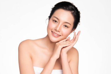 Beyaz arka planda temiz tenli güzel Asyalı kadın, yüz bakımı, yüz bakımı, kozmetoloji, güzellik ve kaplıca, Asyalı kadın portresi