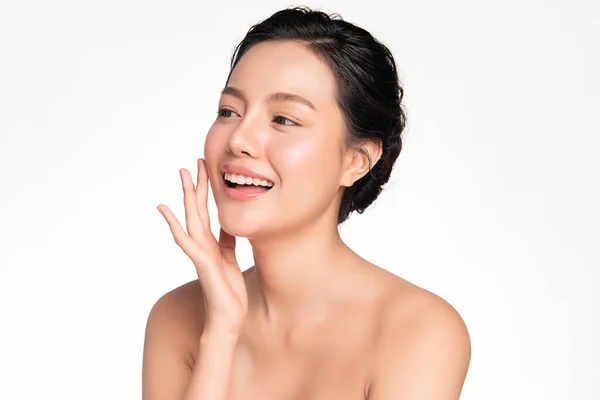 Beyaz arka planda temiz tenli güzel Asyalı kadın, yüz bakımı, yüz bakımı, kozmetoloji, güzellik ve kaplıca, Asyalı kadın portresi