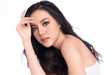 Beyaz arka planda temiz tenli güzel Asyalı kadın, yüz bakımı, yüz bakımı, kozmetoloji, güzellik ve kaplıca, Asyalı kadın portresi