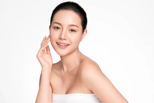 Beyaz arka planda temiz tenli güzel Asyalı kadın, yüz bakımı, yüz bakımı, kozmetoloji, güzellik ve kaplıca, Asyalı kadın portresi