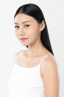Beyaz arka planda temiz tenli güzel Asyalı kadın, yüz bakımı, yüz bakımı, kozmetoloji, güzellik ve kaplıca, Asyalı kadın portresi
