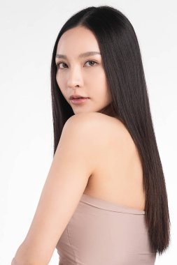 Beyaz arka planda temiz tenli güzel Asyalı kadın, yüz bakımı, yüz bakımı, kozmetoloji, güzellik ve kaplıca, Asyalı kadın portresi