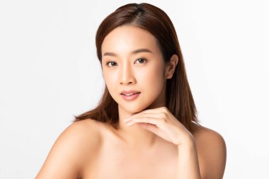 Beyaz arka planda temiz tenli güzel Asyalı kadın, yüz bakımı, yüz bakımı, kozmetoloji, güzellik ve kaplıca, Asyalı kadın portresi