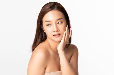 Beyaz arka planda temiz tenli güzel Asyalı kadın, yüz bakımı, yüz bakımı, kozmetoloji, güzellik ve kaplıca, Asyalı kadın portresi