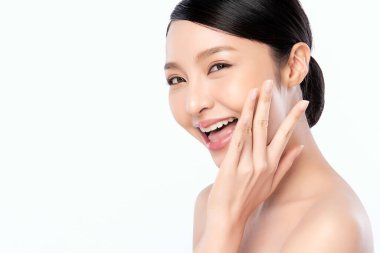 Beyaz arka planda temiz tenli güzel Asyalı kadın, yüz bakımı, yüz bakımı, kozmetoloji, güzellik ve kaplıca, Asyalı kadın portresi