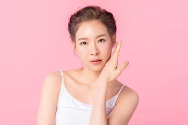 Pembe arka planda temiz tenli güzel Asyalı kadın, yüz bakımı, yüz bakımı, kozmetoloji, güzellik ve kaplıca, Asyalı kadın portresi