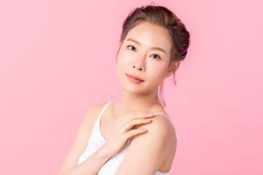 Pembe arka planda temiz tenli güzel Asyalı kadın, yüz bakımı, yüz bakımı, kozmetoloji, güzellik ve kaplıca, Asyalı kadın portresi